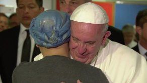 La cariñoterapia del papa en el hospital Federico López de México