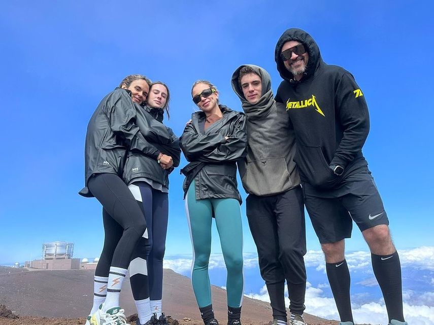 Juanes junto a su esposa e hijos. Juanes junto a su esposa e hijos.