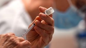 El comunicado de la FDA señala que la autorización de hoy se aplica solo a la vacuna contra el COVID-19 desarrollada por Pfizer-BioNTech.