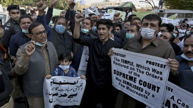 Ordenan reconstruir un templo hindú destruido en Pakistán