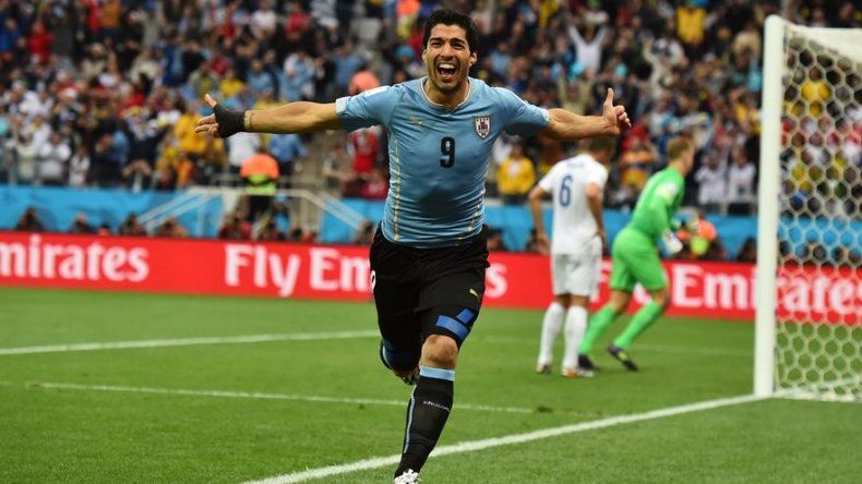 Uruguay se impone 2-1 a Inglaterra con doblete de Suárez