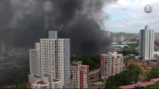 Incendio de neumáticos en Monte Oscuro. Incendio de neumáticos en Monte Oscuro.