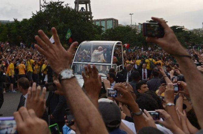 Entre protestas y ovaciones el Papa llega a Brasil