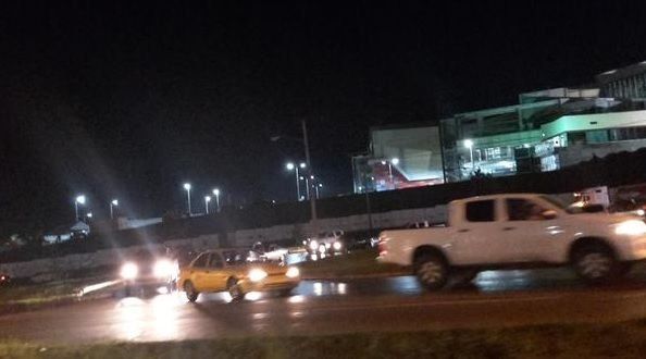 Mula colisiona contra poste en plaza hacia el Centenario