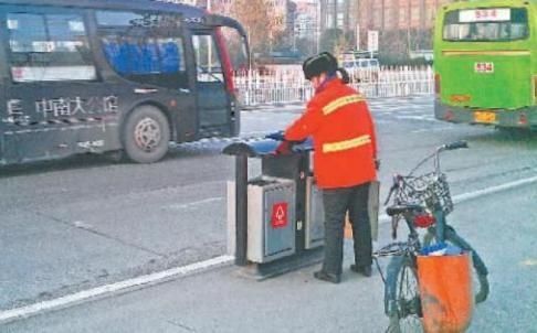 Millonaria china trabaja como barrendera para dar ejemplo a sus hijos