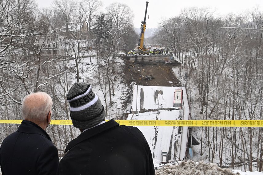 El presidente Biden se acercó al puente colapsado en  Pittsburgh.