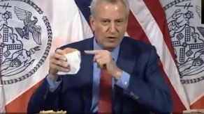 Mmm, vacunación, declaraba Bill de Blasio tras dar un bocado a una hamburguesa en su peculiar intento de tentar a los neoyorquinos a acercarse a uno de los puntos instalados en toda la ciudad para administrar dosis del suero.