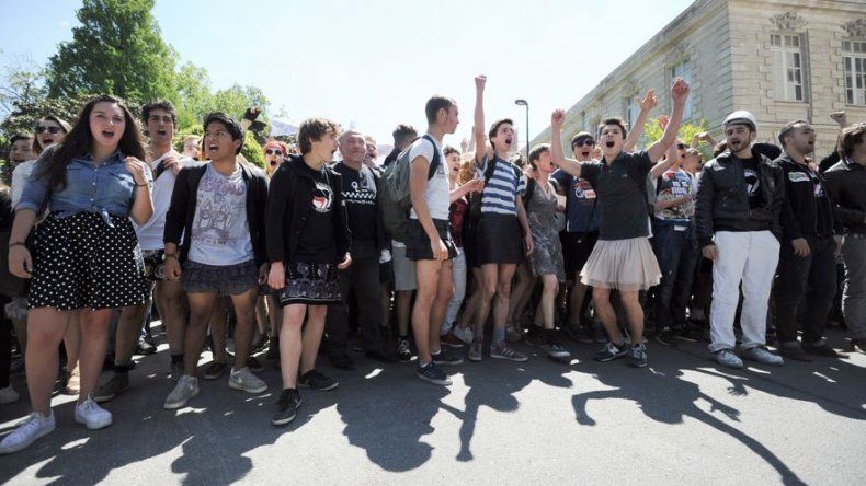 Un grupo de jóvenes franceses acude al colegio en falda para protestar contra el sexismo