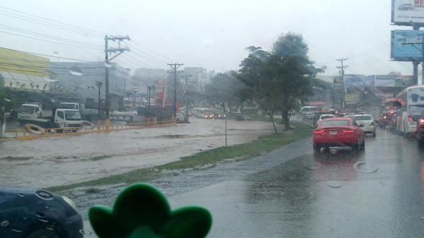 Inundaciones en varios sectores de la capital por fuertes lluvias