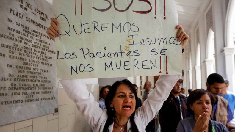 Supuesto colectivo chavista retiene a periodistas y médicos en hospital