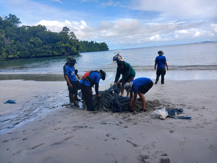 MiAmbiente realiza una jornada de limpieza en el Parque Nacional Coiba.