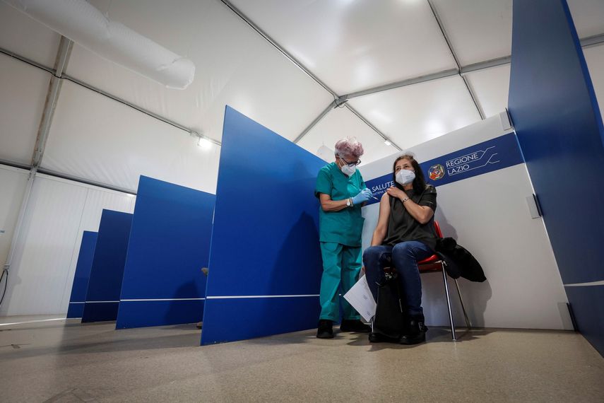 Italia también introdujo la vacunación obligatoria para las personas mayores de 50 años la semana pasada.