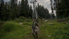 Cabina de teleférico cae en India; siete personas muertas