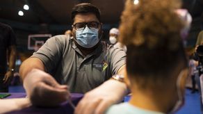 Puerto Rico ordena refuerzo contra COVID para empleados