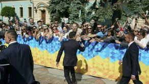 Zelenskiy disuelve el parlamento de Ucrania en su primer día