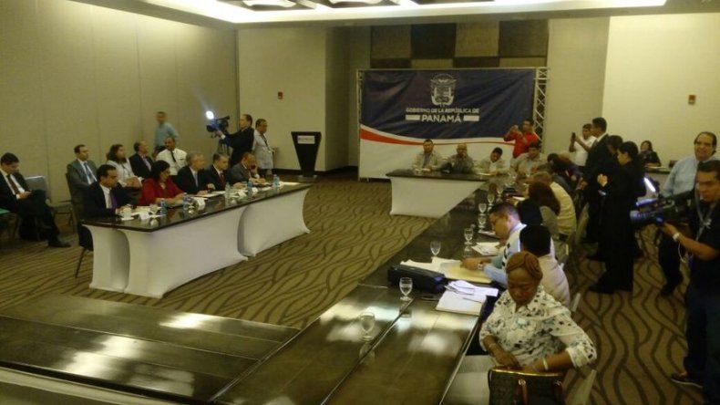 En medio de advertencia de huelga, inicia reunión interministerial con gremios magisteriales