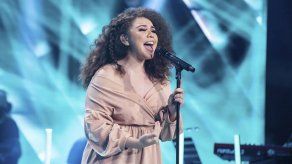 Astrid Nicole durante su presentación en The Voice of Finland All Stars.