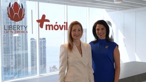 Rocío Lorenzo, Presidenta Ejecutiva y Gerente General de +Móvil, junto a &nbsp;Jacqueline Bern de Mena, Presidenta de la Junta Directiva de Cable & Wireless Panamá. S.A. (+Móvil).
