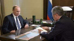 Putin pasa su cumpleaños jugando hockey