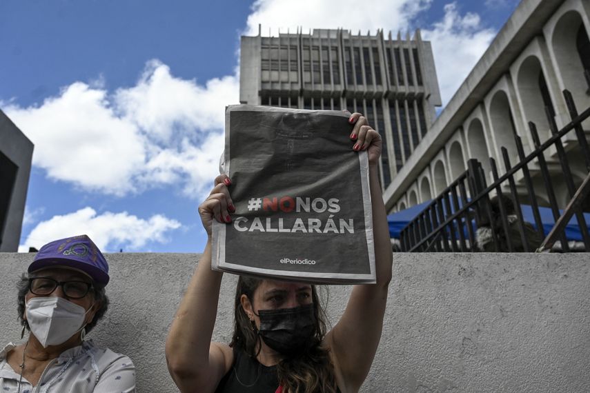 Periodistas guatemaltecos y miembros de la Sociedad Civil guatemalteca participan en un plantón contra el arresto por posible lavado de dinero del periodista José Rubén Zamora