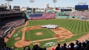 Ex jugadores de los Medias Rojas festejan 100 años de Fenway Park