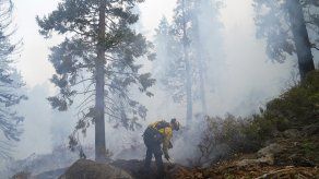 Por el momento no había fecha para el regreso de los 22.000 residentes de South Lake Tahoe y de otras localidades en el condado de Douglas, al otro lado de la frontera, en Nevada, que se vieron obligados a dejar sus casas hace varios días.