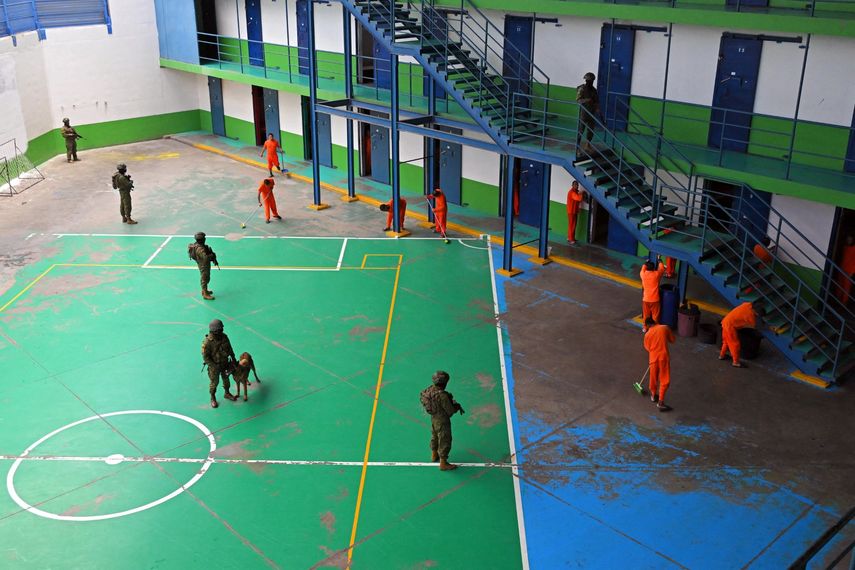 14 presos muertos en enfrentamientos entre bandas rivales en Ecuador.