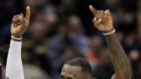 Enceste agónico de LeBron decide victoria de Cavs