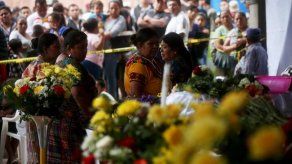 Guatemaltecos comienzan a enterrar a las víctimas del Volcán de Fuego