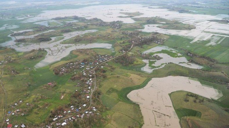 Campesinos en Filipinas arriesgan la vida por sus granjas ante el supertifón
