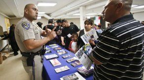 Inmigrantes buscan permisos de conducir en California