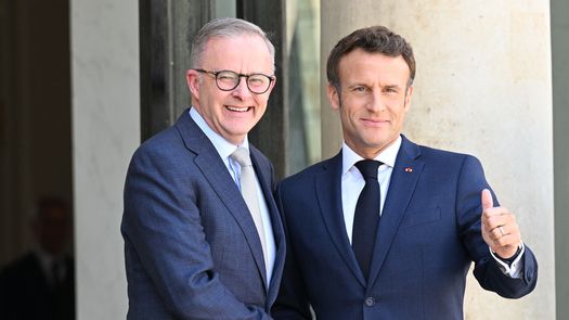 El presidente de Francia, Emmanuel Macron, le da la mano al primer ministro de Australia, Anthony Albanese.