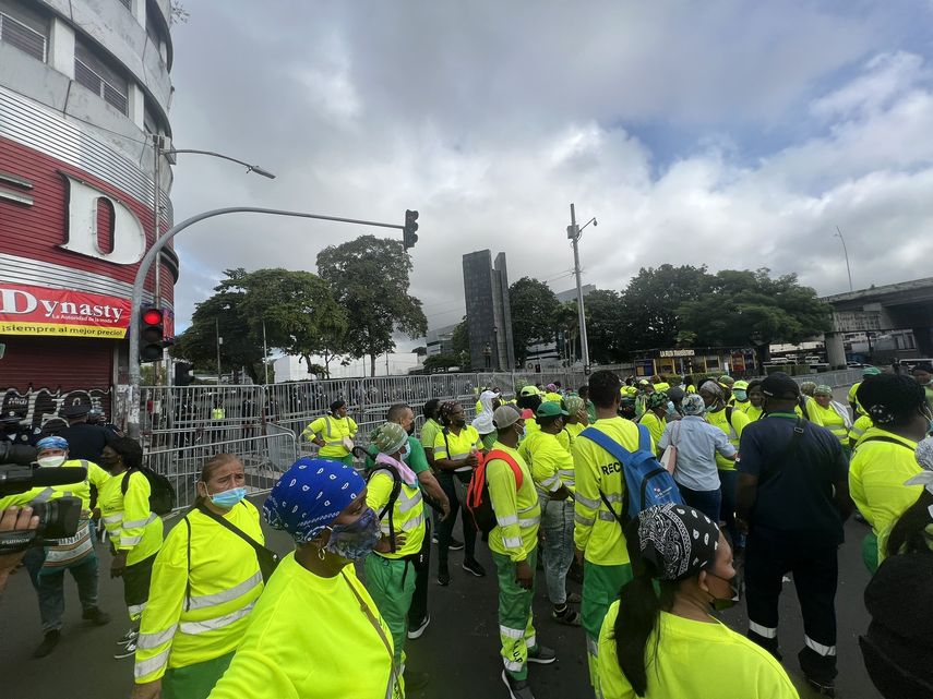 Trabajadores de la AAUD protestan en la 5 de Mayo.