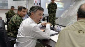 Santos ordena intensificar operaciones contra guerrilla ELN en Colombia