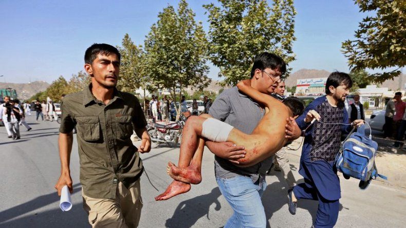 Explosión mata a 61 personas durante marcha en Kabul