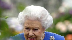 Isabel II dice que todo el país ha sido sacudido por la muerte y las heridas