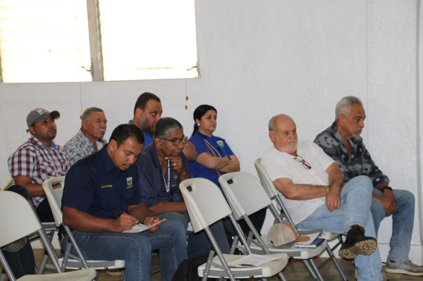 En este encuentro donde participaron autoridades de Aduanas, Ministerio de Salud, Senafront y MIDA, Valderrama destacó que como el presidente Laurentino Cortizo Cohen es un aliado estratégico de los productores, no va a permitir que las autoridades estén encubriendo a “maleantes” que están metiendo productos de manera indebida y que están haciendo daño a los productores. En este encuentro donde participaron autoridades de Aduanas, Ministerio de Salud, Senafront y MIDA, Valderrama destacó que como el presidente Laurentino Cortizo Cohen es un aliado estratégico de los productores, no va a permitir que las autoridades estén encubriendo a “maleantes” que están metiendo productos de manera indebida y que están haciendo daño a los productores.