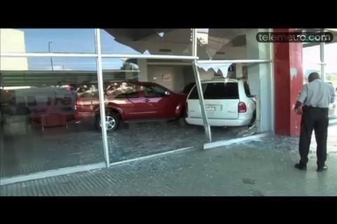 Video: Automóvil se estrella contra tienda automotriz en Colón