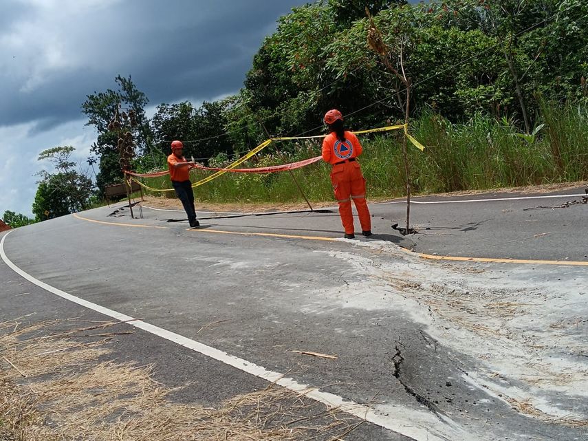 SINAPROC evalúa hundimiento de la carretera del sector de San Pedro en Coclé.