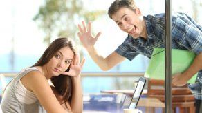 10 señales que te delatan como un stalker