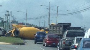 Camión que transporta concreto se vuelca en vía Centenario