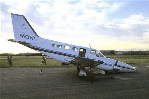 Mujer de 80 años aterriza avioneta luego que piloto fallece