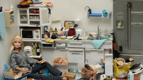 Fotógrafa crea versión de una macabra Barbie