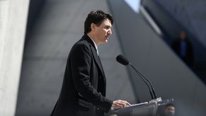 El primer ministro añadió que su gobierno gastó 5 millones de dólares canadienses en investigaciones sobre los aspectos de seguridad del cambio de las normas de donación de sangre.