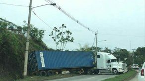 Tráfico detenido en la vía Centenario por accidente de un camión articulado