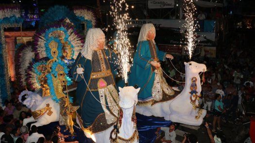 Desfile noctuno del Lunes de Carnaval en Las Tablas