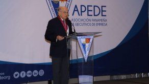 Apede hace entrega de la medalla Fernando Eleta Almarán a Nicolás Ardito Barletta