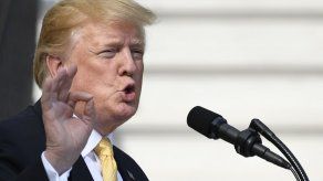 Trump se apresta a hablar en convención de la dividida NRA