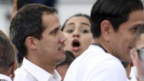 Guaidó dice que decretó apertura de las fronteras