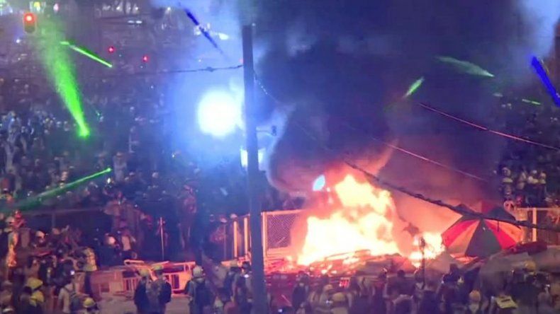 Caos en Hong Kong, con barricada incendiada, gases lacrimógenos y cócteles molotov
